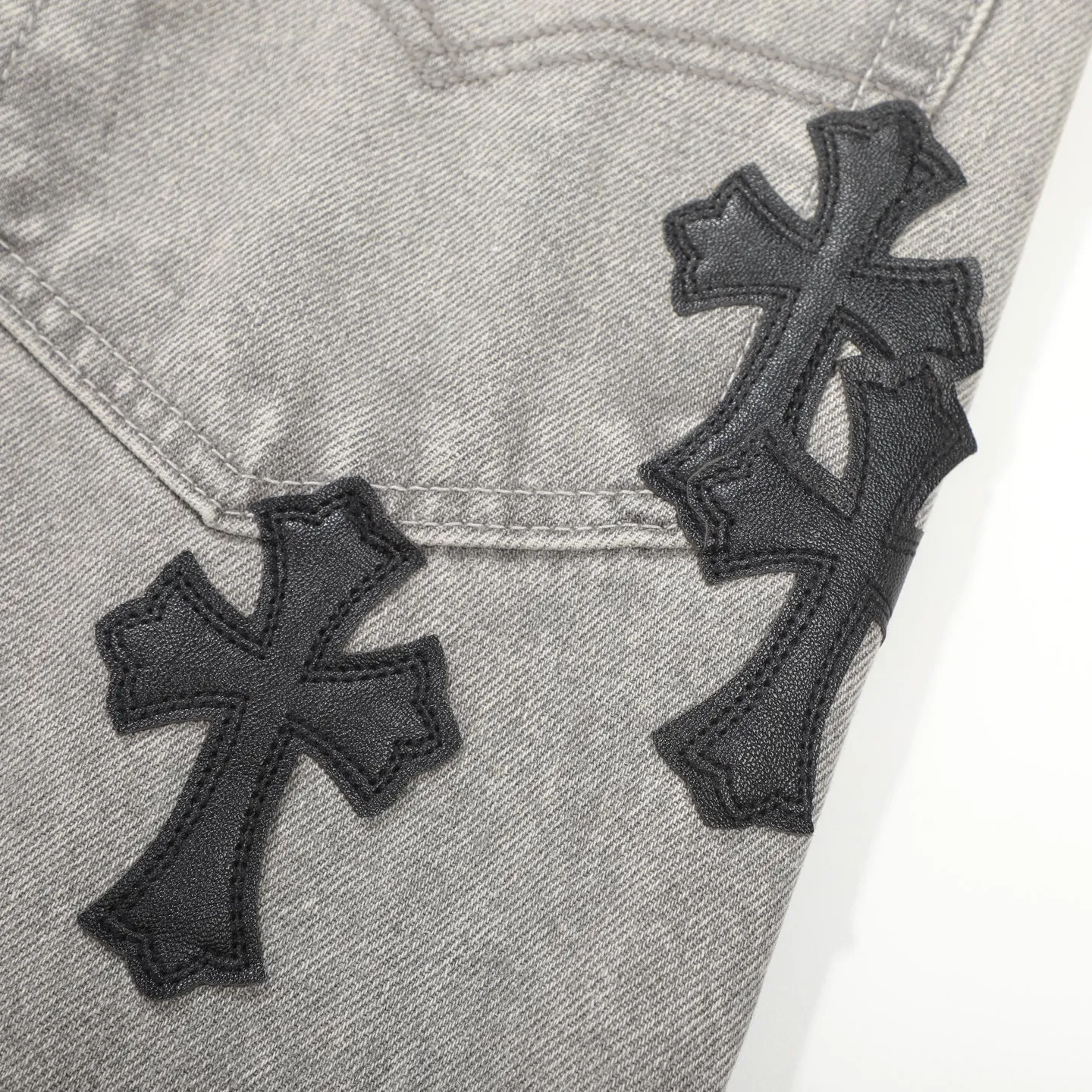 P230 Chrome Hearts CH Chrome Hearts Heavy Industry Damaged High Street Jeans exude unruly personality and unique charm. Every wear and tear is carefully designed to present a unique artistic feel. Made of imported denim fabric, which has undergone heavy industrial washing and damage treatment, the trousers show a super cool effect on the upper body, allowing you to dominate the fashion stage.  This is more than just a pair of jeans, it is an expression of attitude. With its unique design concept and ultimate pursuit of details, Croxin breaks traditional boundaries and defines the jeans trend in the new era. The trousers are made of double-layer woven fabric and matched with customized hardware, showing an incomparably beautiful and unique style, making every wearer the focus of fashion. Imported denim fabric, super heavy-duty washed and damaged, the upper body is super cool! Customized hardware. Unbeatable and beautiful style. The production process is difficult. Full of high street feel. Color: Gray Size: S M L XL XXL